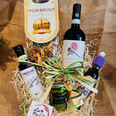 Weihnachtsnudeln, sie. Rotwein, Pesto, Knoblauchöl, Feigen-Essigcreme und Praline